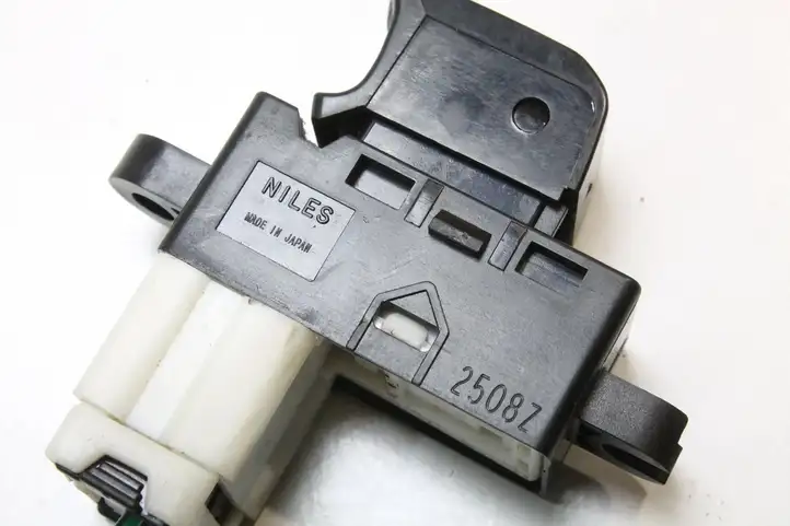 Subaru Forester SH (2008 - 2013) Кнопка фаркопа в багажнике — фото 4
