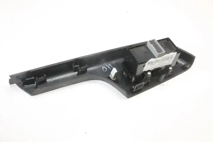 Honda CR-V (2009 - 2012) 83790T1G Кнопка фаркопа в багажнике — фото 4
