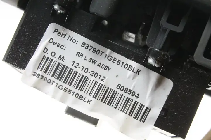 Honda CR-V (2009 - 2012) 83790T1G Кнопка фаркопа в багажнике — фото 5