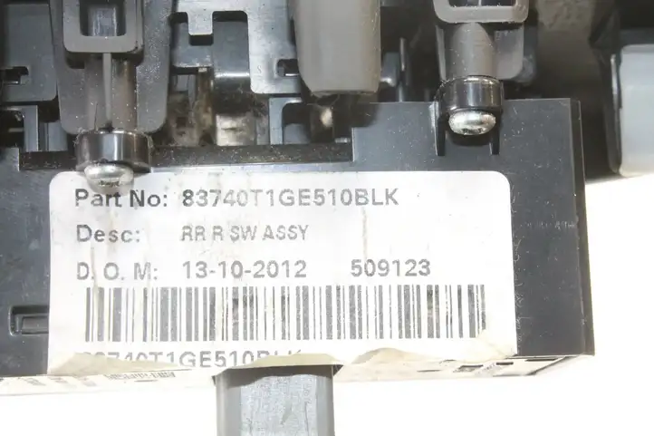 Honda CR-V (2009 - 2012) 83740T1G Кнопка фаркопа в багажнике — фото 4