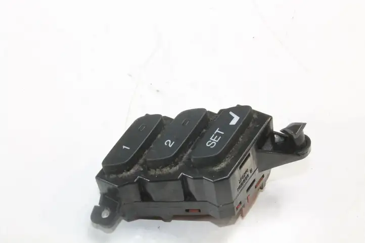 Honda CR-V (2009 - 2012) M52890 Кнопка фаркопа в багажнике — фото 2