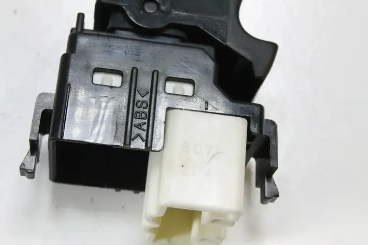 Toyota Prius (NHW20) (2003 - 2009) Кнопка фаркопа в багажнике — фото 4