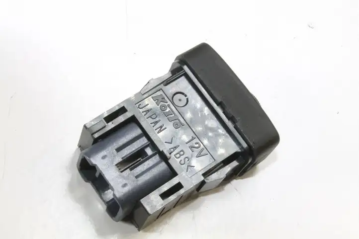 Toyota Prius (NHW20) (2003 - 2009) Кнопка фаркопа в багажнике — фото 3