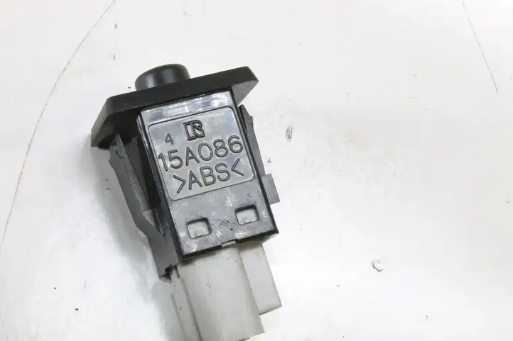 Toyota Prius (NHW20) (2003 - 2009) 15A086 Кнопка фаркопа в багажнике — фото 3