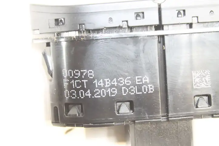 Ford Kuga II (2013 - 2019) F1CT14B436EA Кнопка фаркопа в багажнике — фото 3