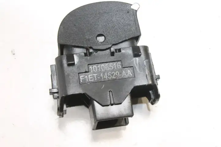 Ford Kuga II (2013 - 2019) F1ET14529AA Кнопка фаркопа в багажнике — фото 3