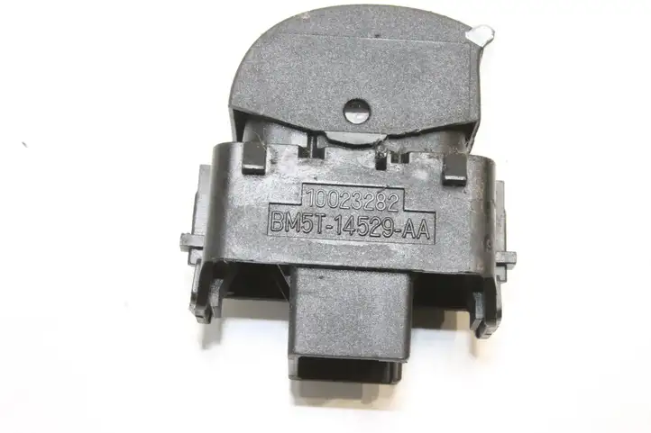 Ford Focus (2011 - 2015) BM5T14529AA Кнопка фаркопа в багажнике — фото 4