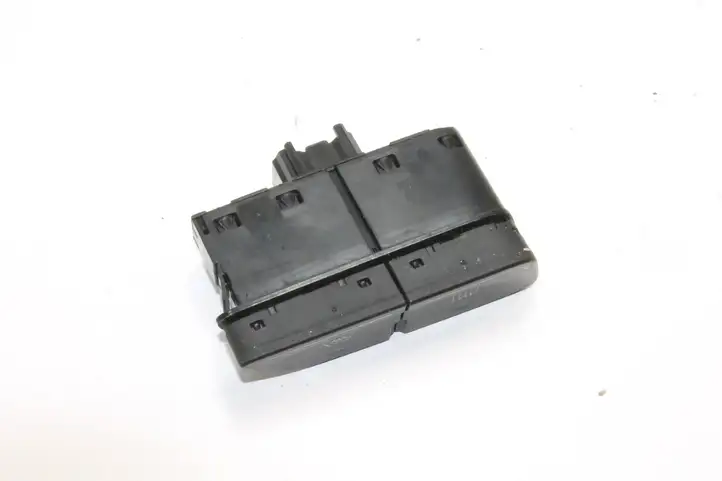 Ford Focus (2011 - 2015) AM5T18K574AB Кнопка фаркопа в багажнике — фото 2