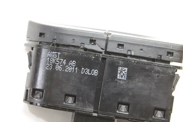 Ford Focus (2011 - 2015) AM5T18K574AB Кнопка фаркопа в багажнике — фото 3