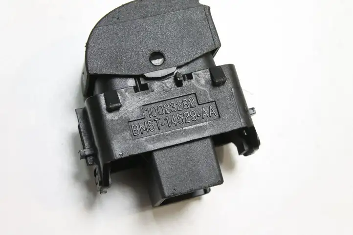 Ford Focus (2011 - 2015) BM5T14529AA Кнопка фаркопа в багажнике — фото 3