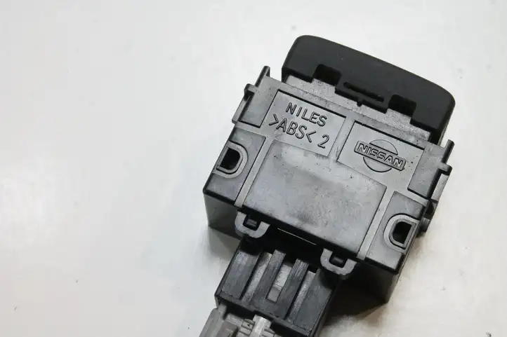 Nissan 370Z (2008 - 2014) Кнопка фаркопа в багажнике — фото 3