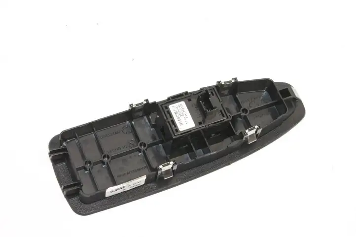 BMW 3 F30 F35 F31 (2012 - 2018) 9208107 Кнопка фаркопа в багажнике — фото 2