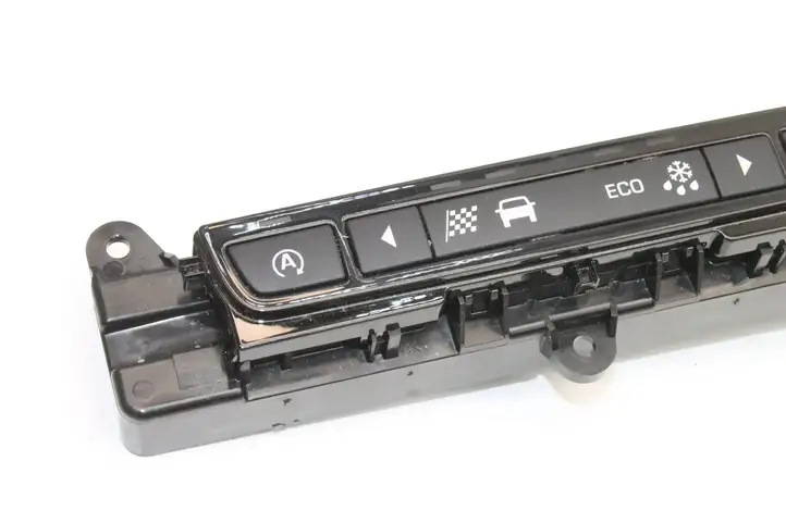 Jaguar XE (2014 - 2019) GX7314B790AL Кнопка фаркопа в багажнике — фото 2
