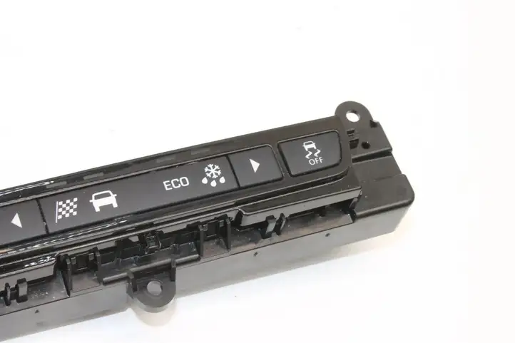 Jaguar XE (2014 - 2019) GX7314B790AL Кнопка фаркопа в багажнике — фото 3