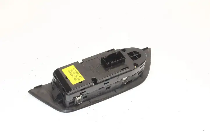 BMW X1 E84 (2009 - 2015) 9193657 Кнопка фаркопа в багажнике — фото 4