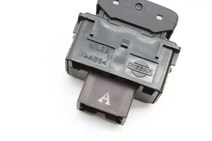 Nissan X-Trail T31 (2007 - 2014) Кнопка фаркопа в багажнике — фото 4