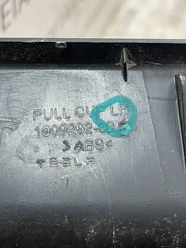 Tesla Model S (2016 - 2021) 100926200E Ручка крышки багажника — фото 2