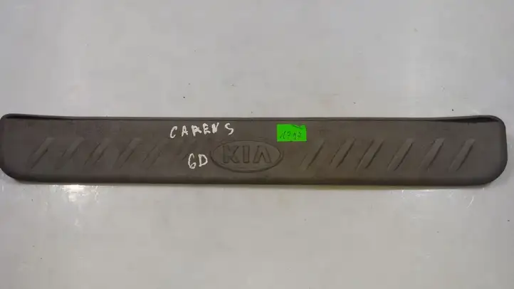 Kia Carens II (2006 - 2012) 858841D100 Внутренняя отделка заднего порога — фото 1