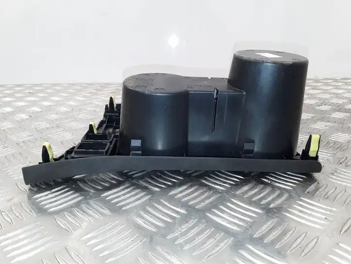 Toyota Auris E180 (2012 - 2018) 5880402050 Передний подстаканник — фото 6