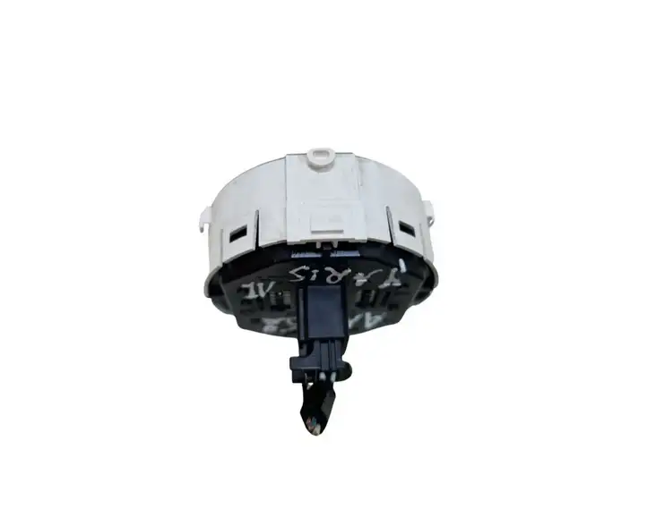 Toyota Yaris (2009 - 2012) 839500D050A Включатель аварийных фонарей — фото 4