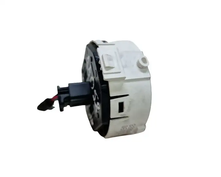 Toyota Yaris (2009 - 2012) 839500D050A Включатель аварийных фонарей — фото 6