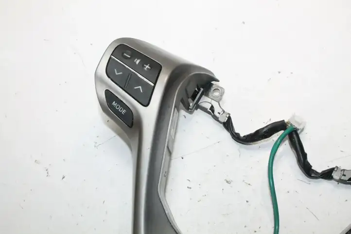 Toyota Avensis T270 (2009 - 2012) 4510005570 Кнопка фаркопа в багажнике — фото 5