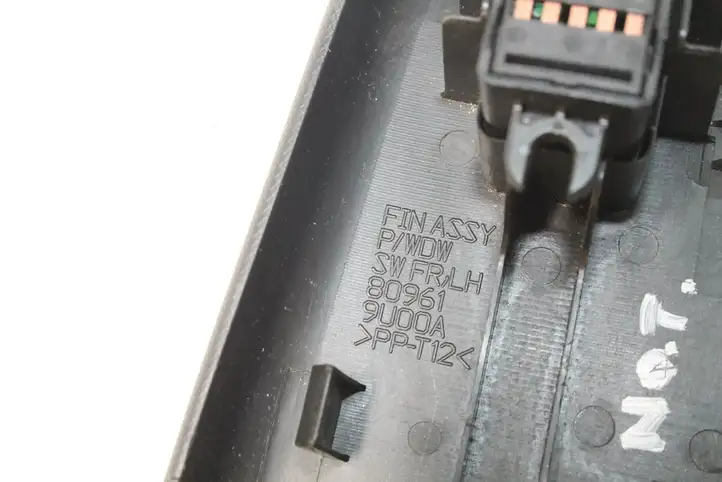 Nissan Note (E11) (2006 - 2014) 809619U00A Кнопка фаркопа в багажнике — фото 3