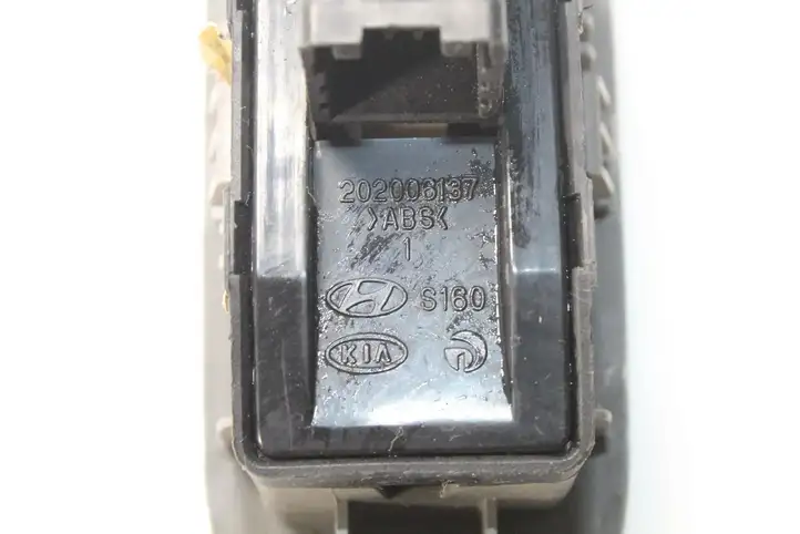 Hyundai Santa Fe (2000 - 2005) 202006137 Кнопка фаркопа в багажнике — фото 3