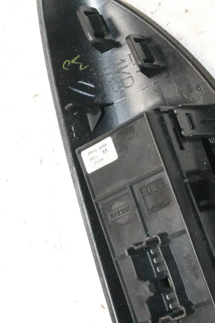 Nissan Juke I F15 (2010 - 2018) 254111KA0A Кнопка фаркопа в багажнике — фото 3