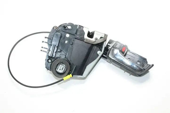 Toyota Prius (NHW20) (2003 - 2009) 6927447020 Замок задней двери — фото 1