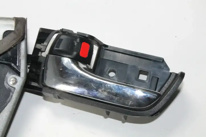 Toyota Prius (NHW20) (2003 - 2009) 6927447020 Замок задней двери — фото 2