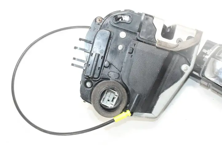 Toyota Prius (NHW20) (2003 - 2009) 6927447020 Замок задней двери — фото 3