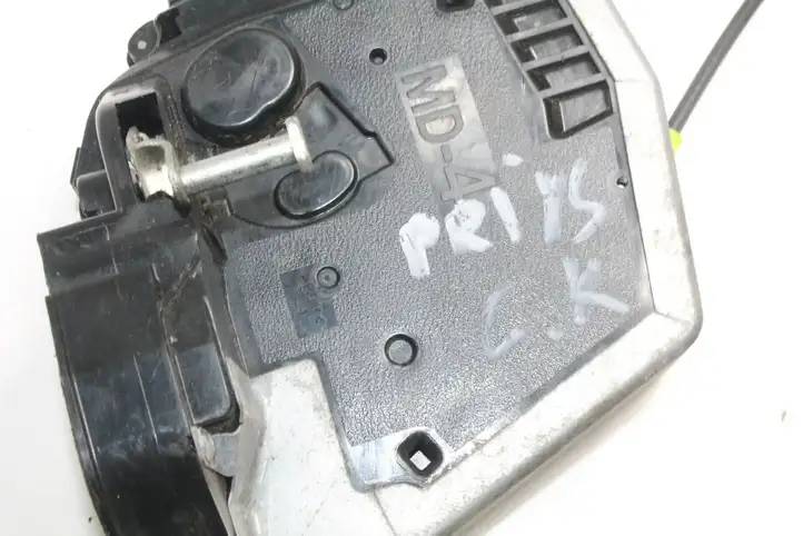 Toyota Prius (NHW20) (2003 - 2009) 6927447020 Замок задней двери — фото 4