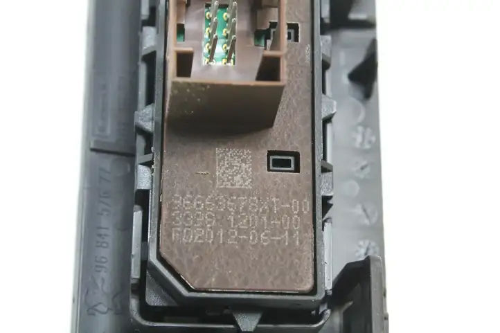 Citroen DS3 (2010 - 2016) 96663678XT Кнопка фаркопа в багажнике — фото 4