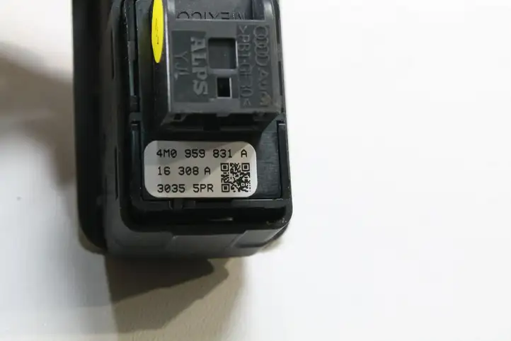 Audi A4 S4 B9 (2015 - 2019) 4M0959831 Кнопка фаркопа в багажнике — фото 5