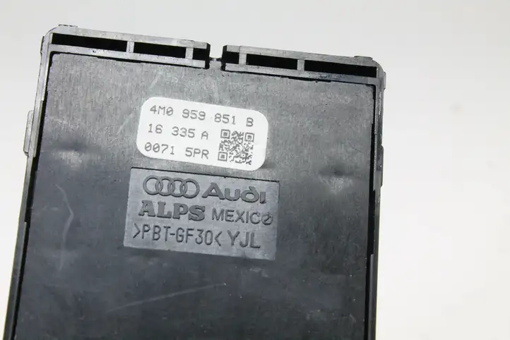 Audi A4 S4 B9 (2015 - 2019) 4M0959851 Кнопка фаркопа в багажнике — фото 5