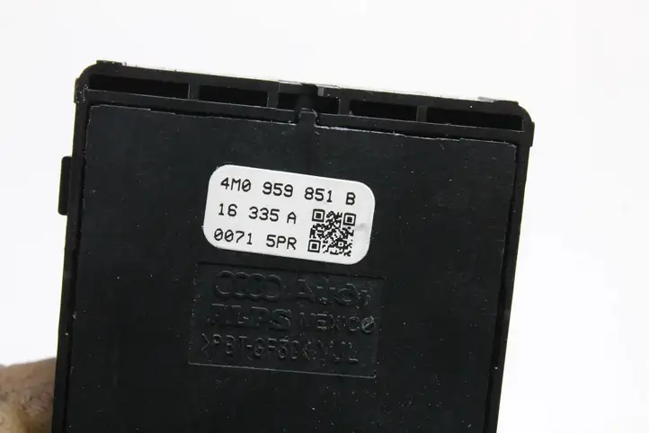Audi A4 S4 B9 (2015 - 2019) 4M0959851 Кнопка фаркопа в багажнике — фото 6
