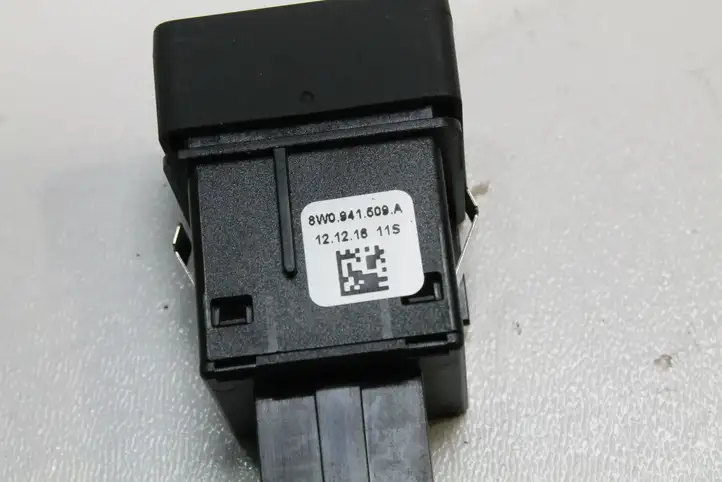 Audi A4 S4 B9 (2015 - 2019) 8W0941509A Кнопка фаркопа в багажнике — фото 4