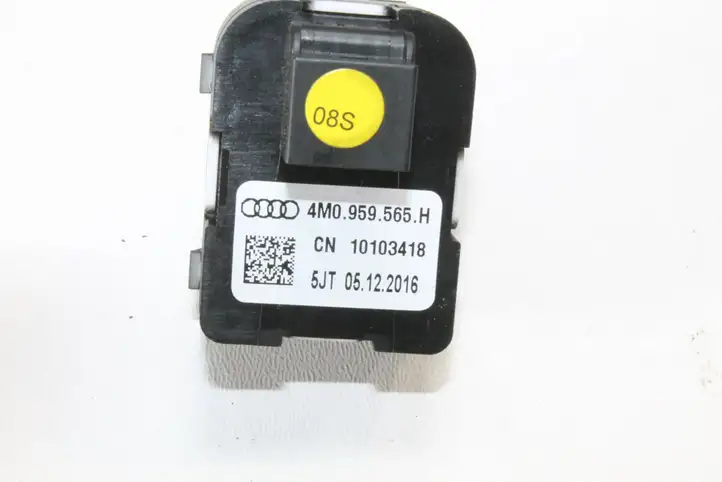 Audi A4 S4 B9 (2015 - 2019) 4M0959565H Кнопка фаркопа в багажнике — фото 5