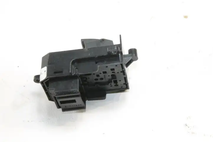Honda Civic (2006 - 2011) NH608L Кнопка фаркопа в багажнике — фото 3