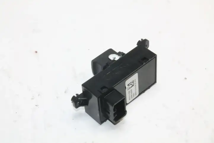 Kia Ceed (2012 - 2015) 93580A2000 Кнопка фаркопа в багажнике — фото 12