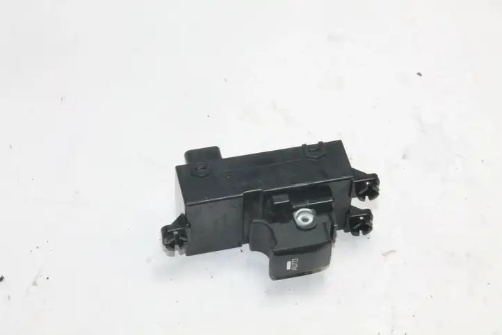 Kia Ceed (2012 - 2015) 93580A2000 Кнопка фаркопа в багажнике — фото 9