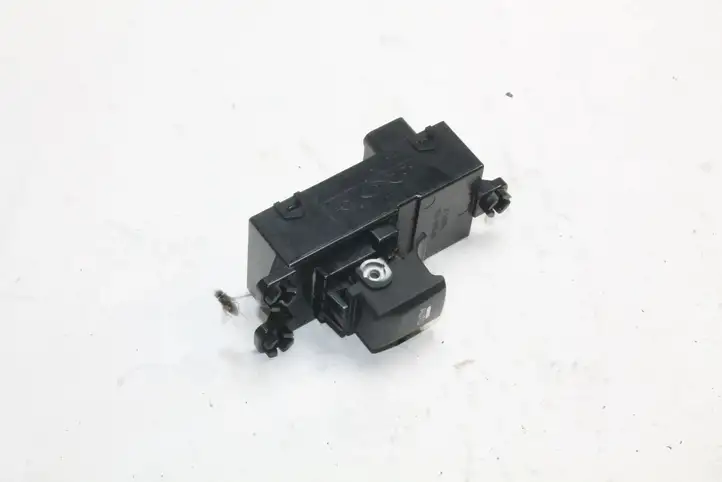 Kia Ceed (2012 - 2015) 93580A2000 Кнопка фаркопа в багажнике — фото 10