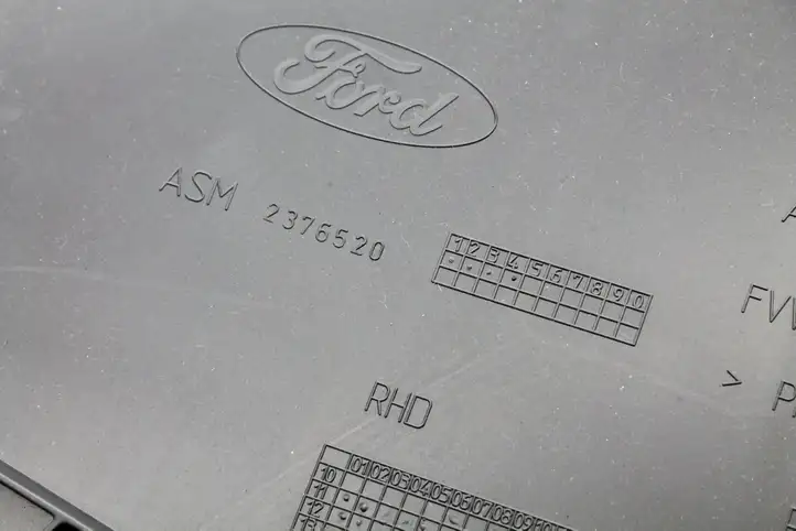 Ford Kuga II (2013 - 2019) Вещевой ящик — фото 9