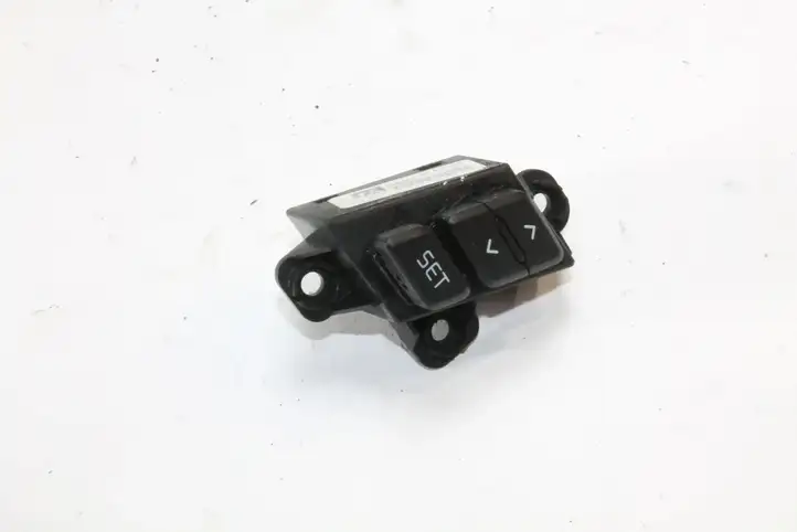 Kia Ceed (2012 - 2015) 93796A2900 Кнопка фаркопа в багажнике — фото 1
