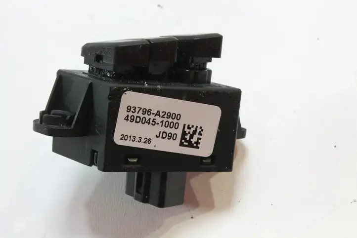 Kia Ceed (2012 - 2015) 93796A2900 Кнопка фаркопа в багажнике — фото 4