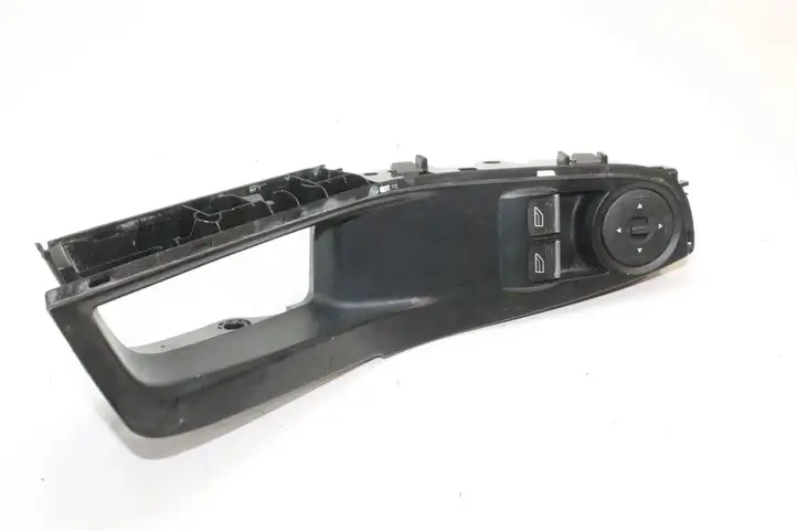 Ford Fiesta (2013 - 2017) F1ET14A132EB Кнопка фаркопа в багажнике — фото 1