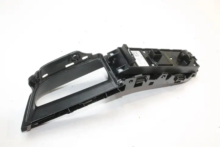 Ford Fiesta (2013 - 2017) F1ET14A132EB Кнопка фаркопа в багажнике — фото 4