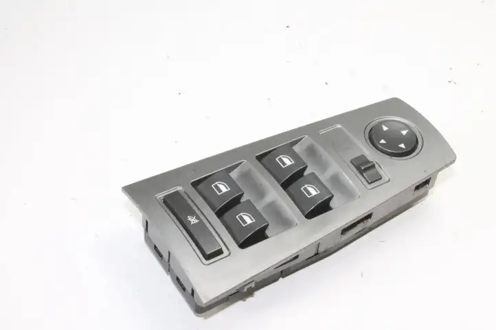 BMW 7 E65 E66 (2001 - 2008) 6943057 Кнопка фаркопа в багажнике — фото 1