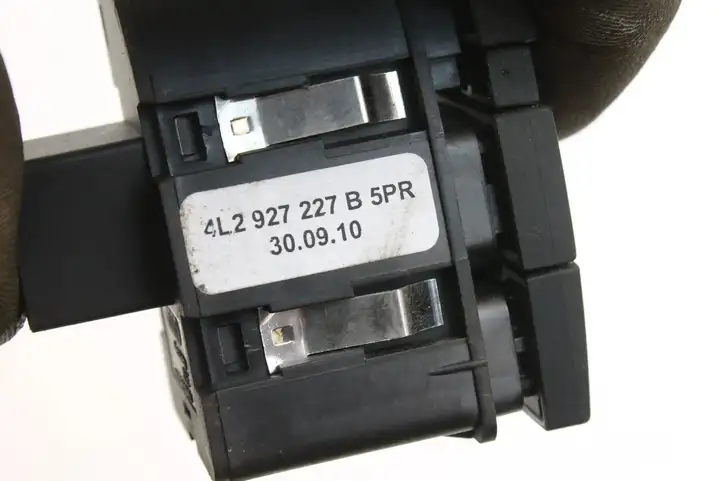 Audi Q7 4L (2009 - 2015) 4L2927227B Кнопка фаркопа в багажнике — фото 4